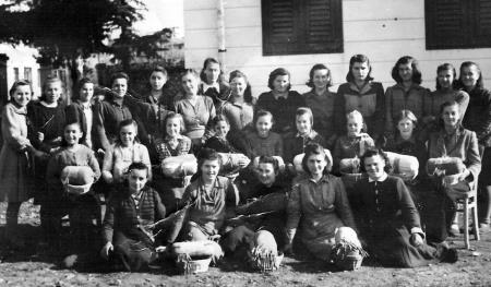 Udeleženke čipkarskega tečaja v Gorjanskem okoli leta 1954.
